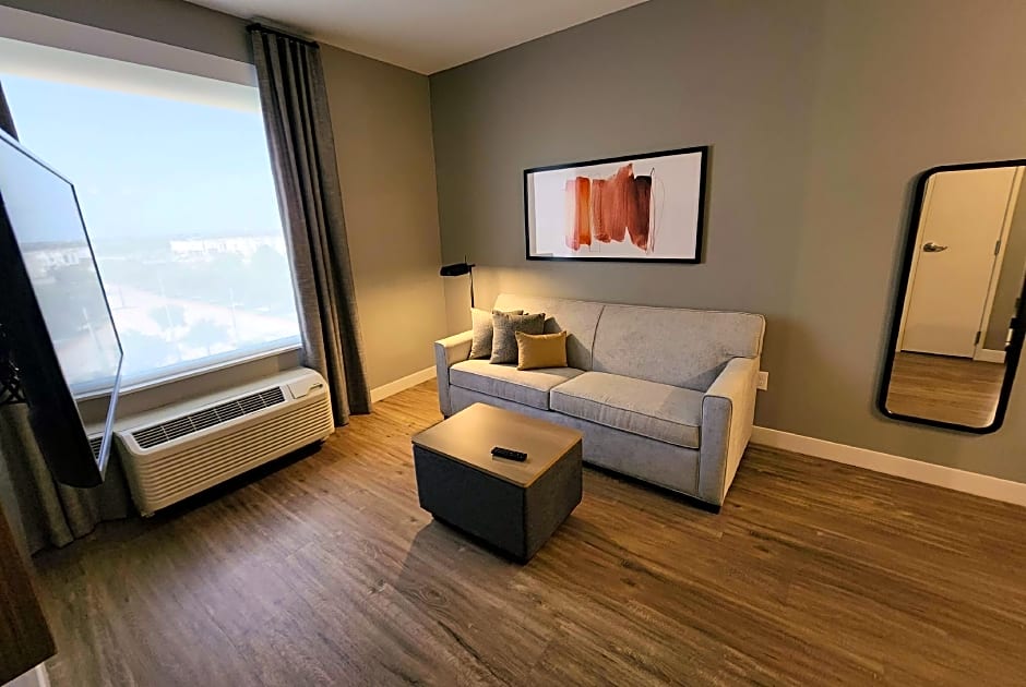 Photo 1 of 1 of 1 King Bed, Hearing/Mobility Accessible, Grab Bars, Bathtub
