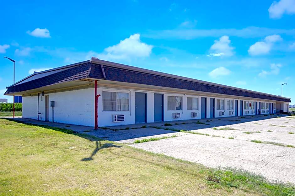 First Inn By OYO Quinter Hwy 70