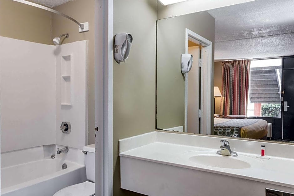 Travelodge by Wyndham Savannah Area/Richmond Hill