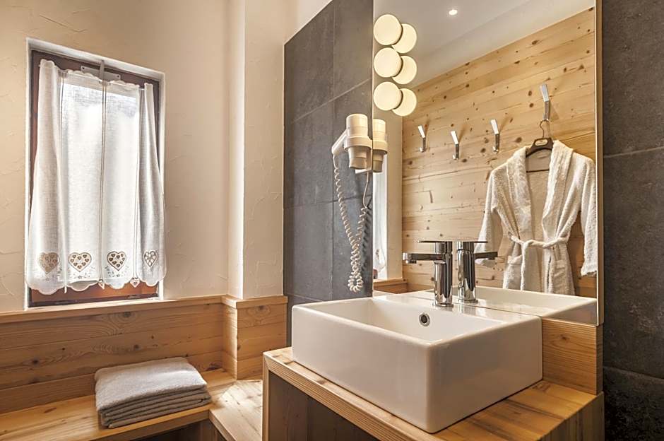 Hotel Al Bivio - Pizzeria, Pool & Sauna