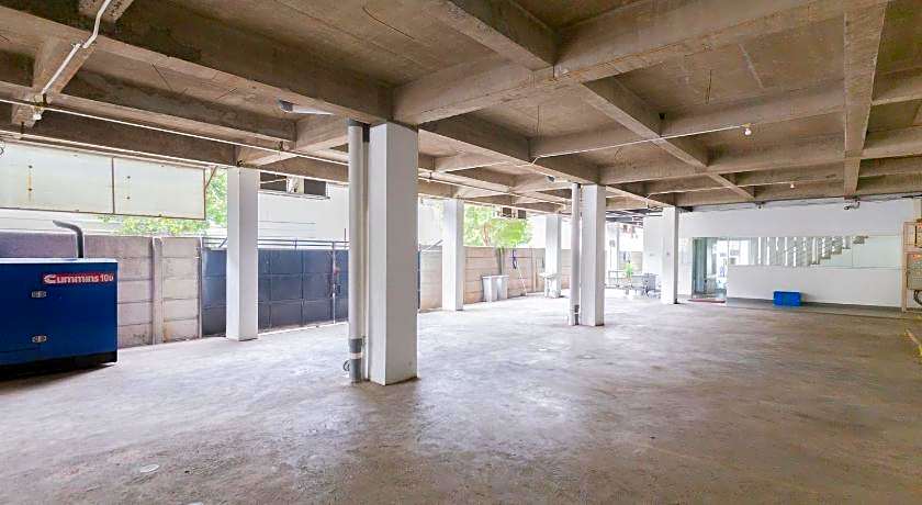 RedDoorz Plus near Living Plaza Jababeka