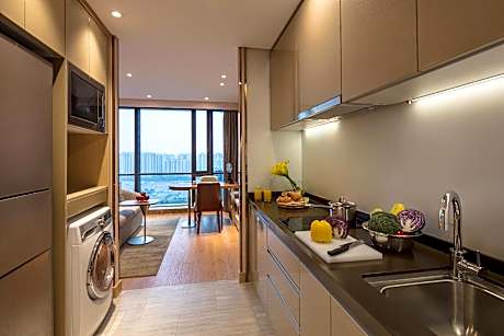 Studio Executive King