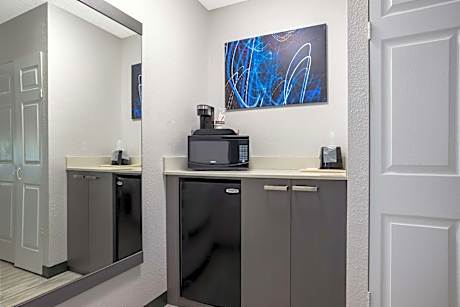 Queen Room with Spa Bath - Non-Smoking