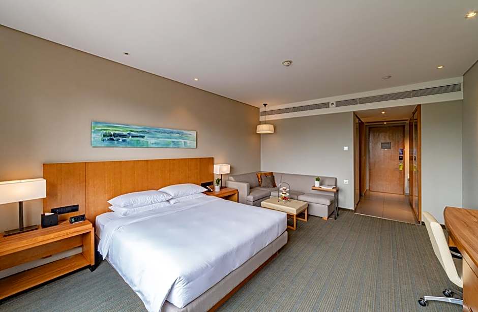 Photo 1 of 6 of 1 King Bed, Mountain View