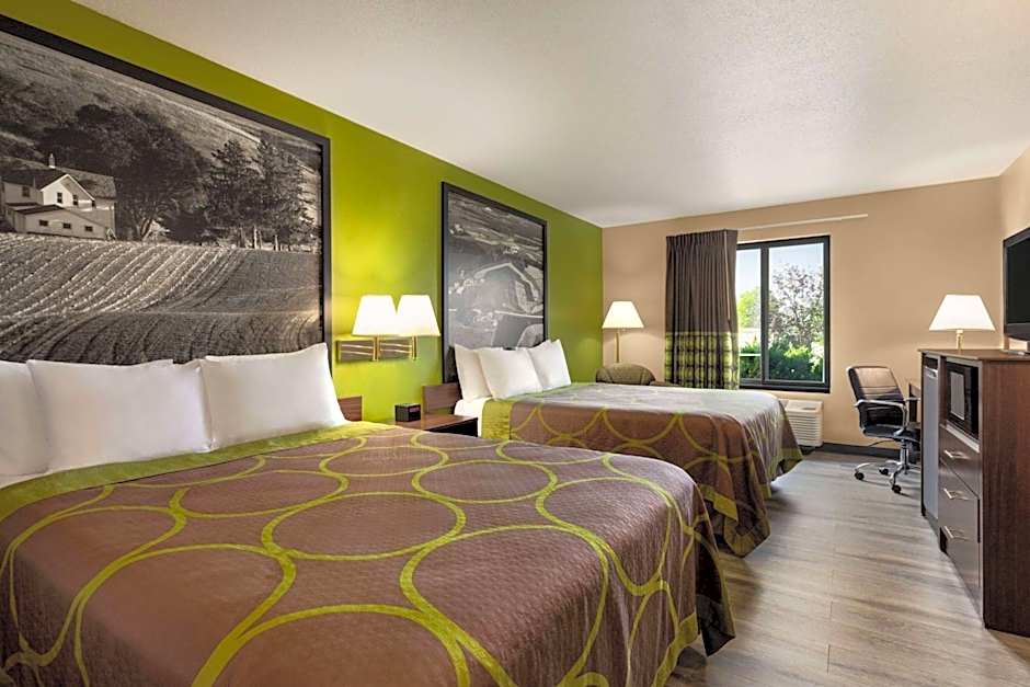 Super 8 by Wyndham Germantown/Milwaukee