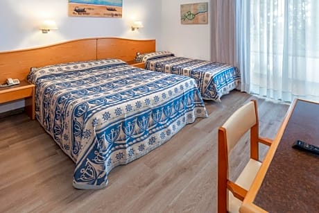 Triple Room with Sea View and Balcony