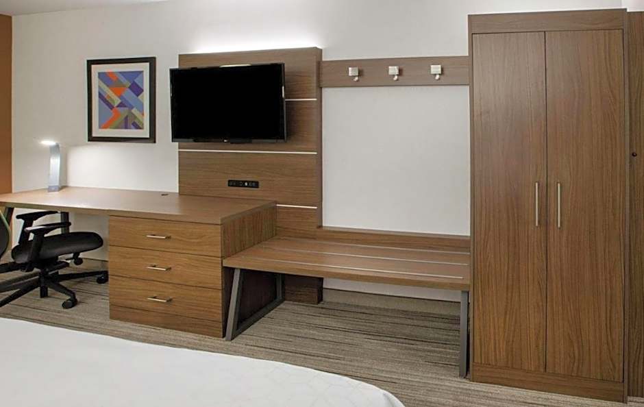Holiday Inn Express & Suites Woodland Hills by IHG