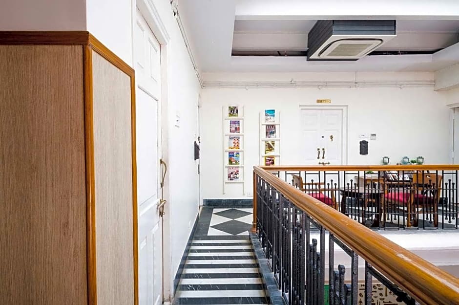 The Corner Courtyard – Calcutta, LA