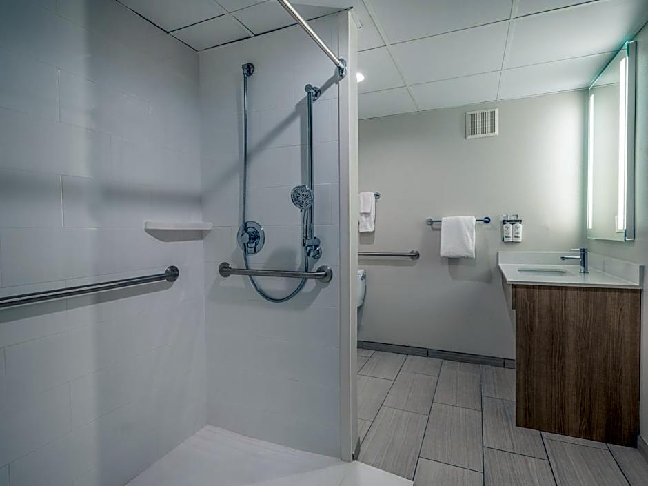 Holiday Inn Express & Suites Greensboro - (I-40 @ Wendover) By IHG