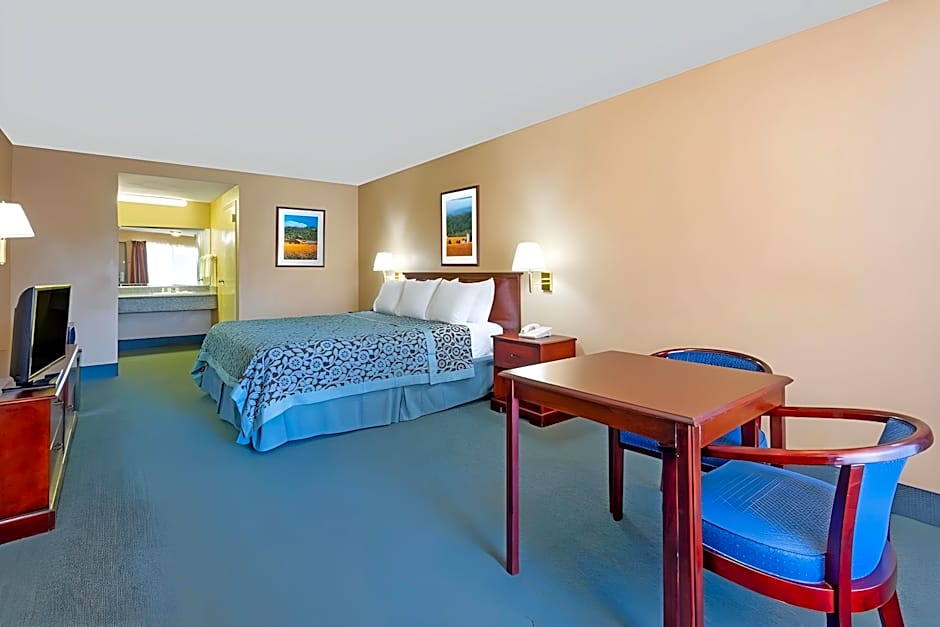 Days Inn by Wyndham Fontana / Rialto