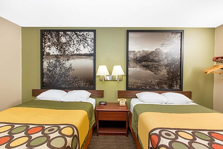 Super 8 by Wyndham Fairmont