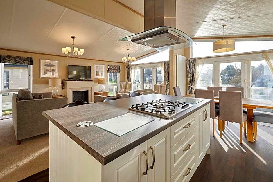 Lakeside Gem with Hot Tub