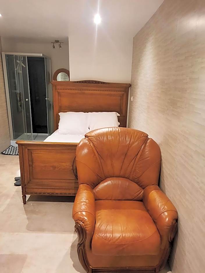 Chambre meublée indépendante, jacuzzi dans la chambre à 60110 Amblainville près de Paris