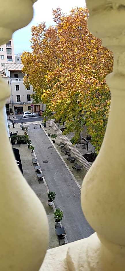 SQUARE HOTEL