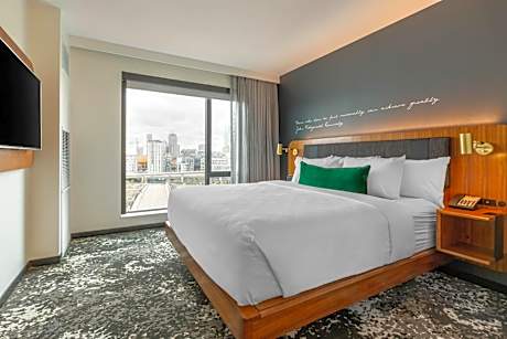 1 King Bed, Nonsmoking