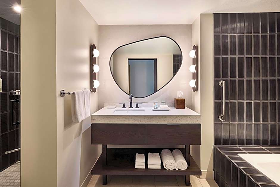 Renaissance® Phoenix Glendale Hotel & Conference Center