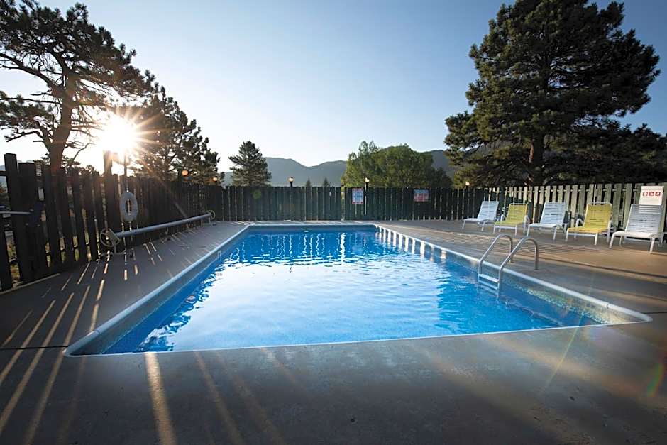 Saddle & Surrey Motel