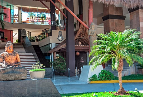 Aldea Thai by oceanfront