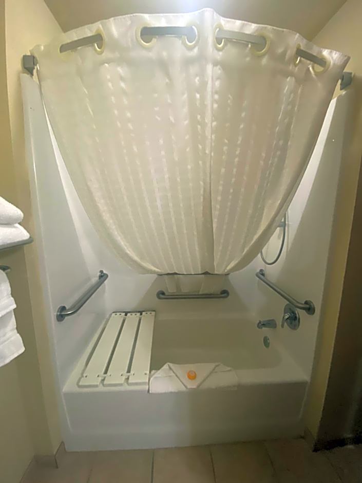 Cobblestone Hotel & Suites - Broken Bow