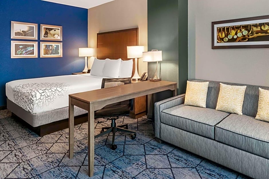 La Quinta Inn & Suites by Wyndham Kansas City Beacon Hill