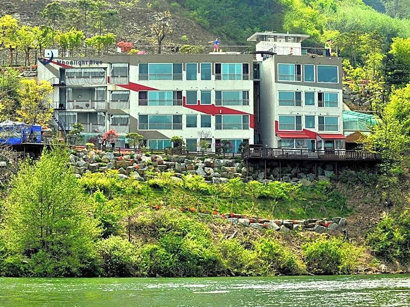 Moonlight Blue Pension