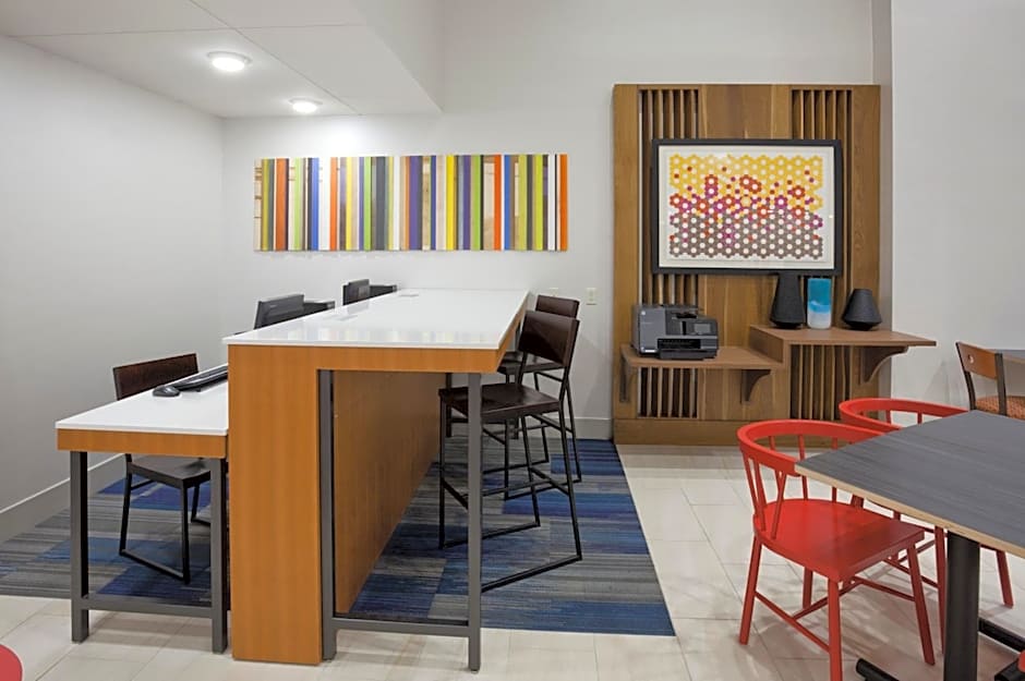 Holiday Inn Express Hotel & Suites Minneapolis-Golden Valley By IHG