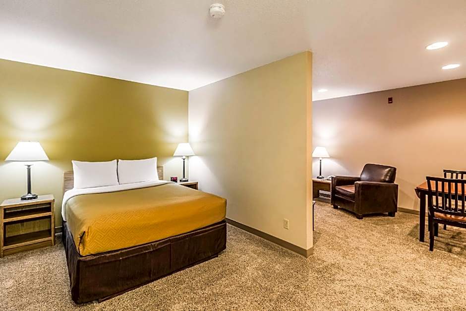 Photo 1 of 4 of 3 Queen Beds Suite
