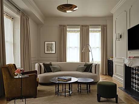 One-Bedroom Corner Suite with Accessible Tub