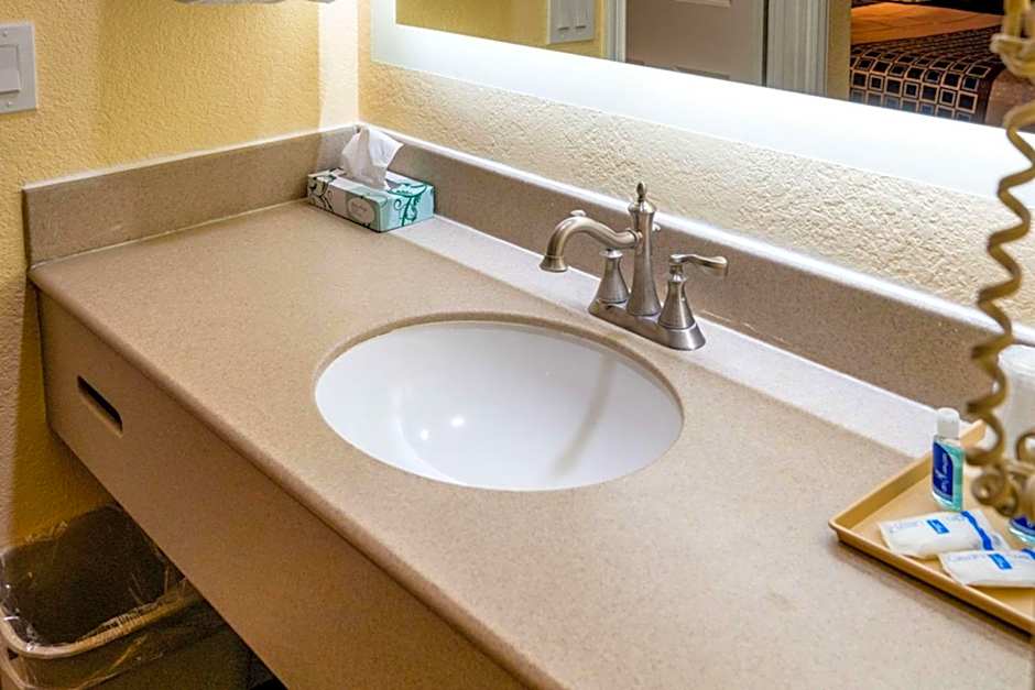 Rodeway Inn & Suites Colton-Riverside