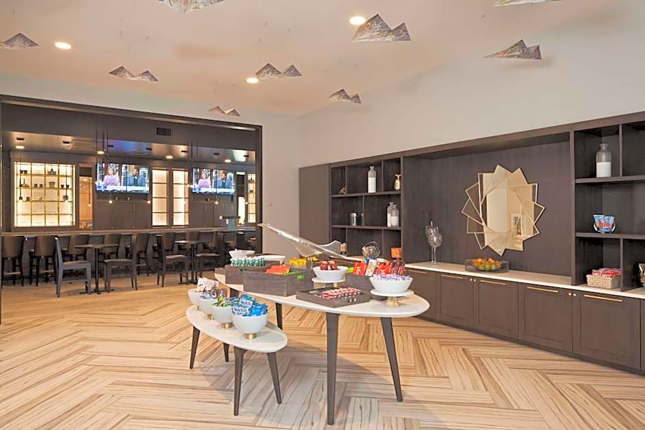 H Hotel Los Angeles, Curio Collection by Hilton