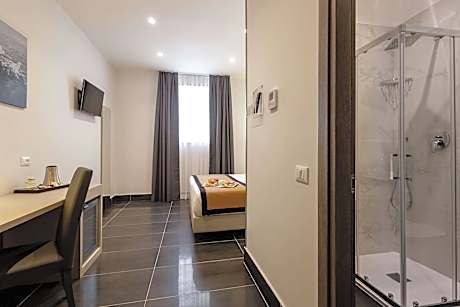 1 King Bed Non-Smoking Standard Room Convertible Into Two Twin Beds