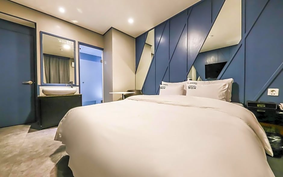 Box Hotel
