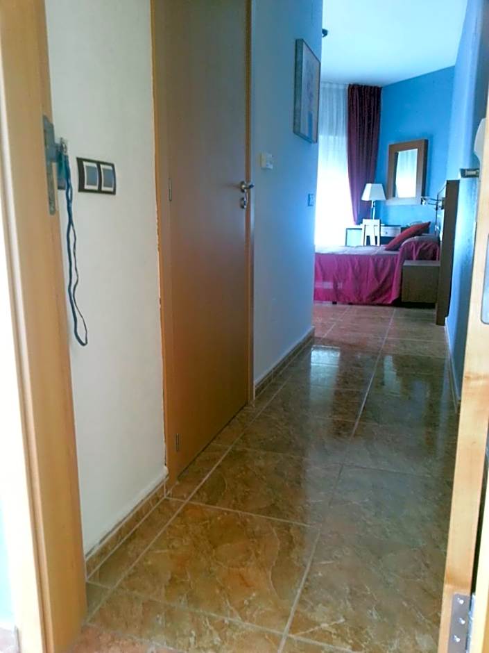 La Familia Gallo Rojo