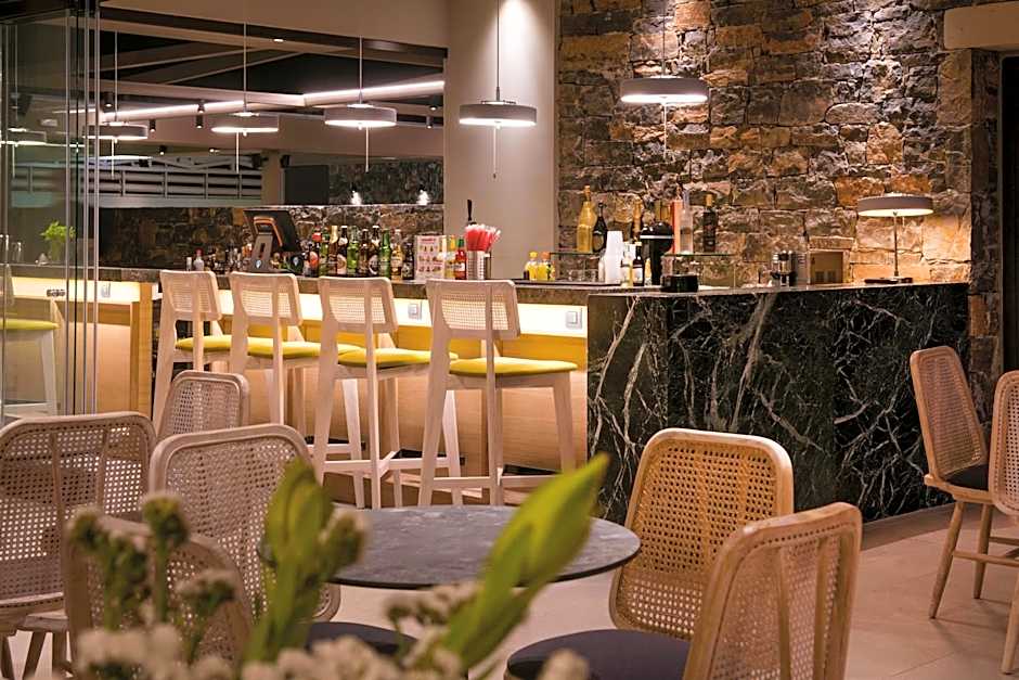 Petousis Hotel & Suites