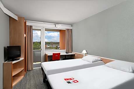 Room with 2 single beds equipped with the new b edding