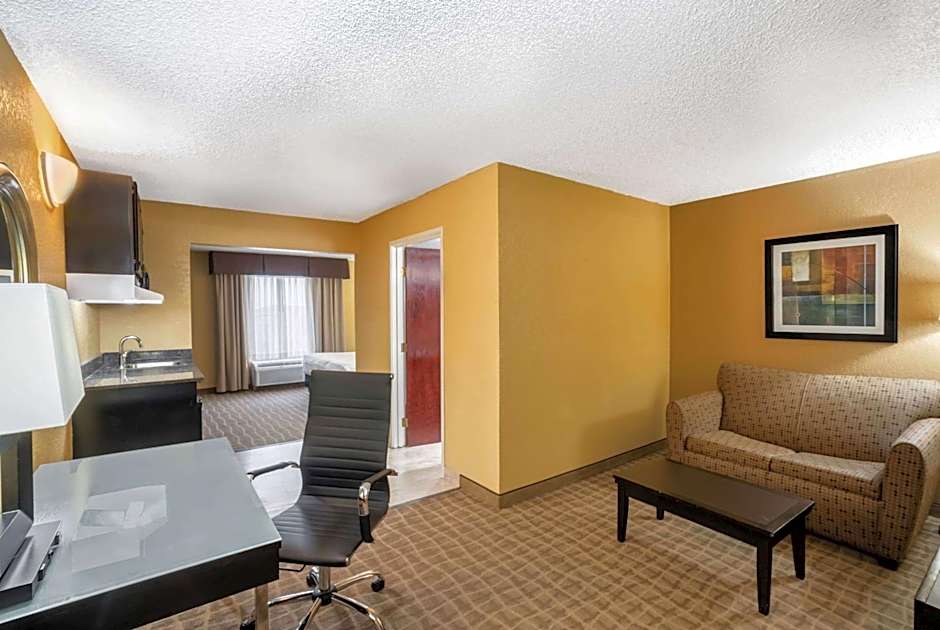 La Quinta Inn & Suites by Wyndham Hot Springs