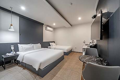 Deluxe Twin - Check-In Mon-Fri 4PM, Sat-Sun and Holiday 6PM