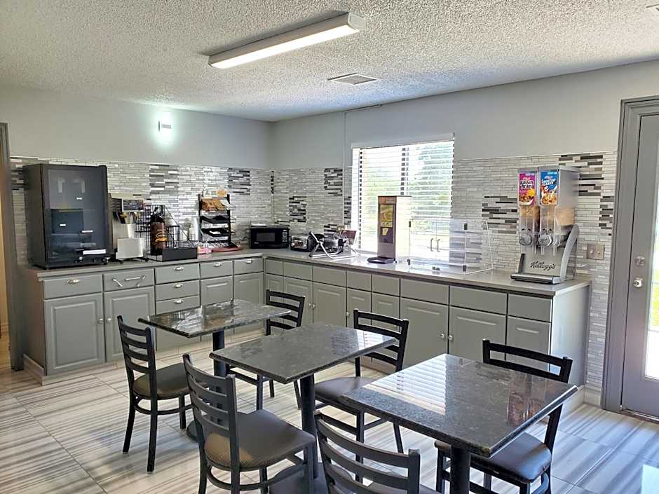 Super 8 by Wyndham Kansas City Airport North