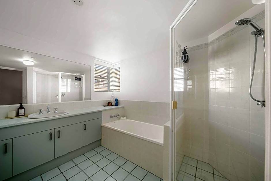 Surfside Buddina Beachfront 3bed Apt - Direct Beach Access