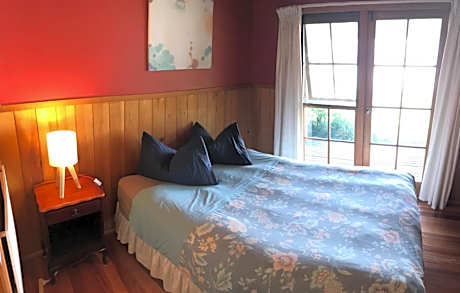 Double Room with Shared Bathroom (Backpacker style)