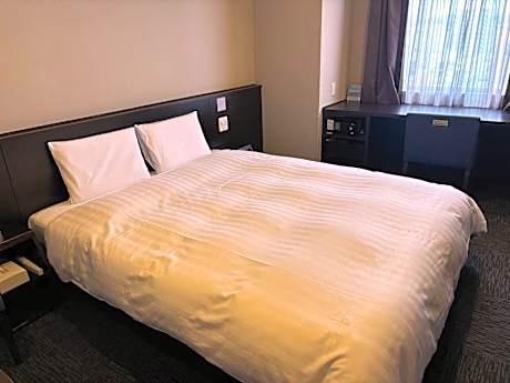 Deluxe Queen Room -Smoking - No Daily Cleaning