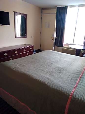 1 King Bed, Nonsmoking, Accessible