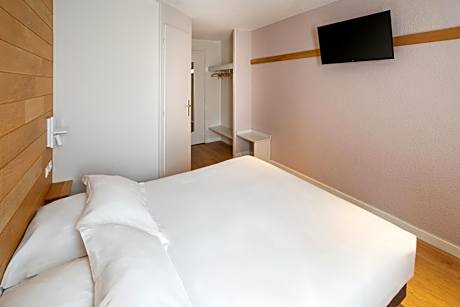 1 Queen Bed Non-Smoking Standard Room Courtesy Tray