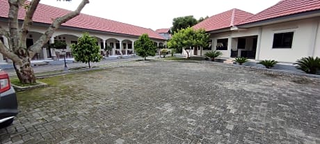 OYO 93051 Wisma Syariah Buloe Near Lapangan Abubakar Lambogo Batili Enrekang