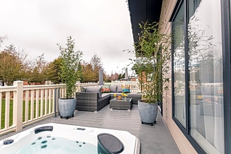 Primrose Lodge with Hot Tub
