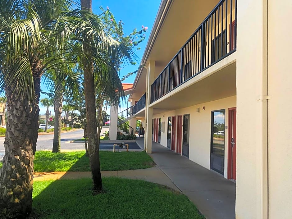 Days Inn & Suites by Wyndham Navarre Conference Center