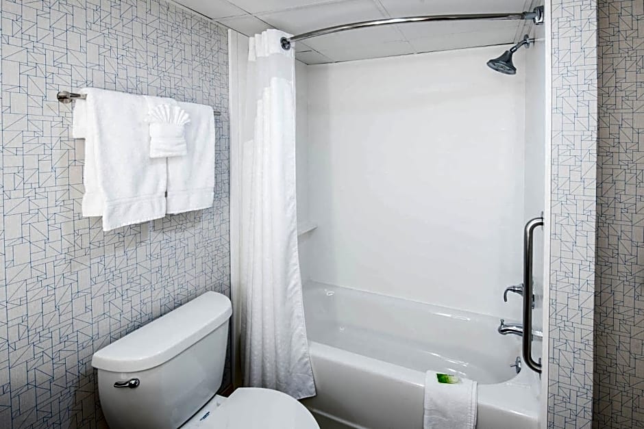 Holiday Inn Express Woodbridge By IHG