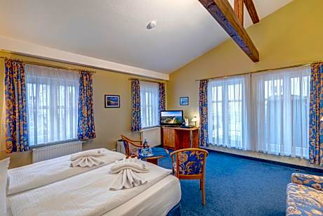 Comfort Family Room - Land Side