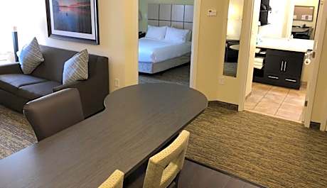 One-Bedroom Queen Suite - Non-Smoking