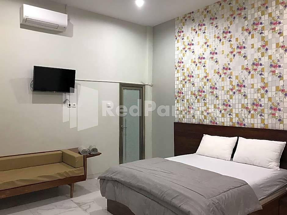 Hotel D88 Mitra RedDoorz near Santera Flower Garden